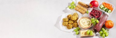 Quinoa salatası, falafel ve taze meyve suyu ile vegan yemeği hazırlayın. Hızlı vejetaryen yemekleri yemek ya da öğle yemeği molasında, hayvan proteini ve web pankartı olmadan sağlıklı yemek için zaman tasarrufu yapmak.