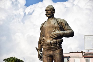 Dramatik Gökyüzüne Karşı Arnavut Askerin Bronz Heykeli - Shkodr, Arnavutluk, Vatanseverlik Anıtı, Tarihi Askeri Haraç