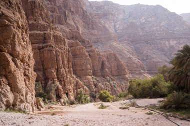 Vadi Ash Shab Havuzları ve Mağarası 'na doğru giden Kanyon, Umman.
