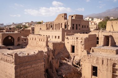 Al Hamra / Umman - 16 Şubat 2020: Palmiye ağacı vahasındaki kum evleri ile Al Hamra mirası şehri manzarası