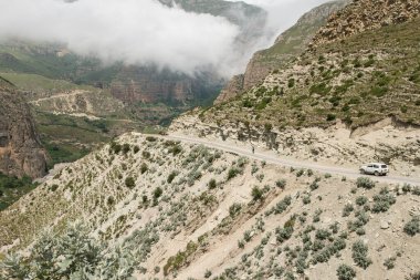 Xinaliq, Azerbaycan yakınlarındaki Yeşil Kafkasya 'da Manzaralı Dağ Yolu