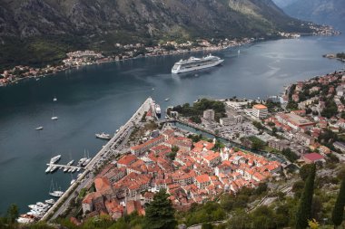 Budva limanının güzel manzarası, Karadağ 'ın yukarısından görülen gezi ve köy manzarası