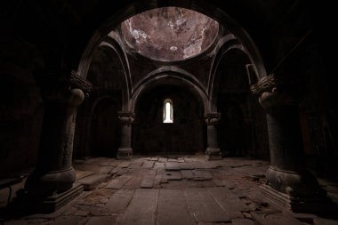 Ermenistan 'ın Sanahin Manastırı' ndaki Dar Pencereden Gün Işığı Filtrelemesi