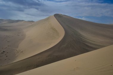 Taklamakan Çölünde Sinuous Kum Devi