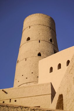 Bahla Kalesi 'nin tarihi kum kalesinin kulelerinin ve binalarının manzarası