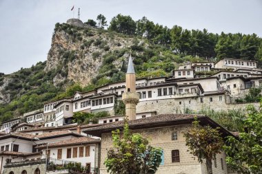Berat 'ın tarihi Osmanlı Kasabası Mountainside' a yapıştı