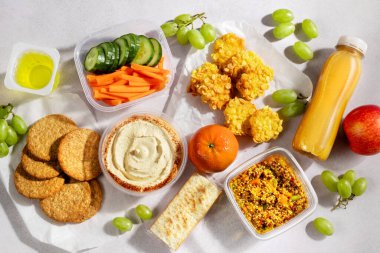 Masada hazır kinoa ve bulgur salatası ve glütensiz nugget ve taze meyve suyu. Hızlı glütensiz yemek yemek ya da öğle yemeği molası sağlıklı yemek için zaman tasarrufu.