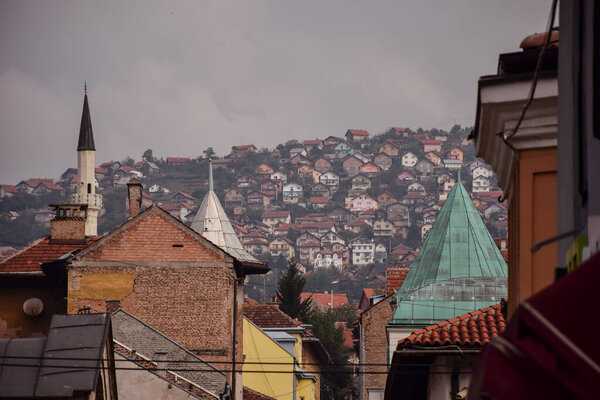 Исторический минарет мечети против сараевского горизонта