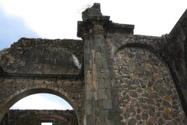 Kayalardan yapılmış eski tapınak duvarları ve kemerleri.