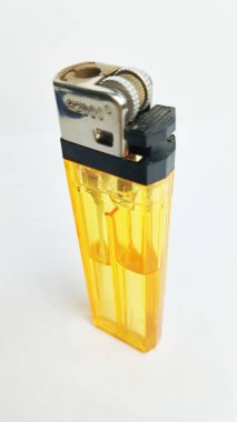 Sigara gazı çakmağı, beyaz arka planda izole edilmiş.