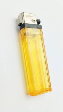 Sigara gazı çakmağı, beyaz arka planda izole edilmiş.