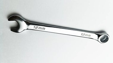 İngiliz anahtarı beyaz arkaplanda izole edildi