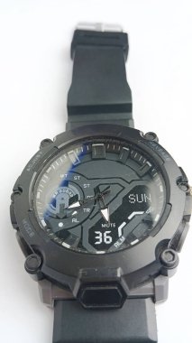 Erkeklerin siyah saati beyaz arka planda izole edilmiş