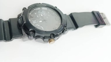 Erkeklerin siyah saati beyaz arka planda izole edilmiş