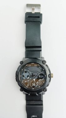 Erkeklerin siyah saati beyaz arka planda izole edilmiş