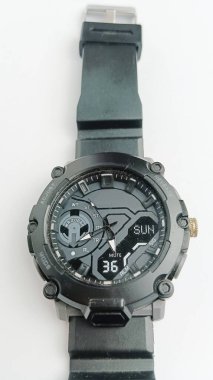 Erkeklerin siyah saati beyaz arka planda izole edilmiş