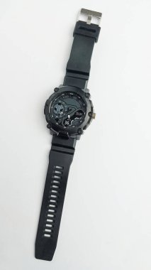 Erkeklerin siyah saati beyaz arka planda izole edilmiş