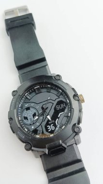 Erkeklerin siyah saati beyaz arka planda izole edilmiş