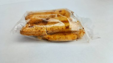 Kızarmış köfte ya da plastik ambalajlı Basreng atıştırmalıkları.