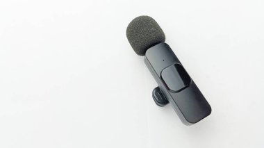 Lavalier mikrofonu beyaz arkaplanda izole edildi