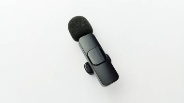 Lavalier mikrofonu beyaz arkaplanda izole edildi