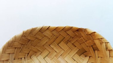 Besek ya da örülmüş bambu örülmüş bambudan yapılmış geleneksel bir yiyecek kutusudur.