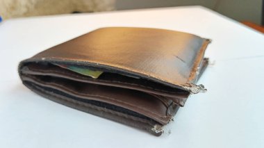 Beyaz tenli kahverengi deri cüzdan.