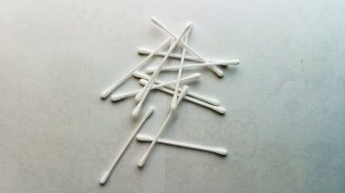 Temiz pamuk tomurcuğu beyaz pamuktan izole edilmiş.