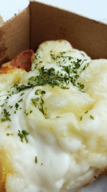 Lezzetli sosislerle dolu yumuşak ekmek ve özel baharatlı sos.