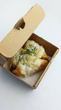 Lezzetli sosislerle dolu yumuşak ekmek ve özel baharatlı sos.