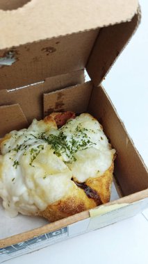 Lezzetli sosislerle dolu yumuşak ekmek ve özel baharatlı sos.