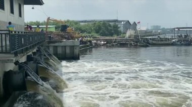 Semarang şehrindeki su baskınının üstesinden gelmek için pompa evi Semarang, 3 Ocak 2023