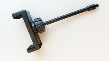 Kapalı telefon sahibi beyaz arkaplanda izole edildi