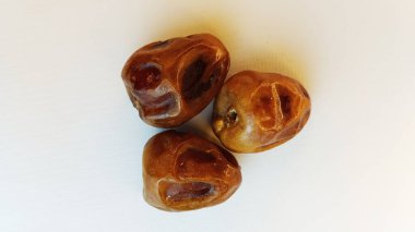 Beyaz arka planda izole edilmiş tatlı ve lezzetli tarihler. Arapça yemek