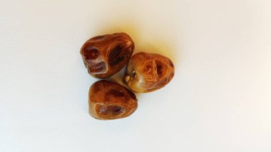 Beyaz arka planda izole edilmiş tatlı ve lezzetli tarihler. Arapça yemek