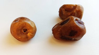 Beyaz arka planda izole edilmiş tatlı ve lezzetli tarihler. Arapça yemek