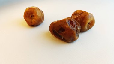 Beyaz arka planda izole edilmiş tatlı ve lezzetli tarihler. Arapça yemek