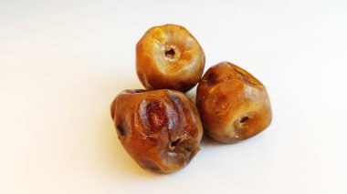 Beyaz arka planda izole edilmiş tatlı ve lezzetli tarihler. Arapça yemek