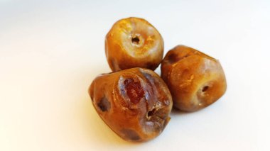 Beyaz arka planda izole edilmiş tatlı ve lezzetli tarihler. Arapça yemek