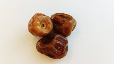 Beyaz arka planda izole edilmiş tatlı ve lezzetli tarihler. Arapça yemek