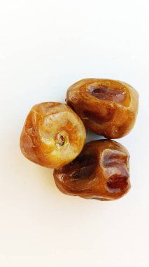 Beyaz arka planda izole edilmiş tatlı ve lezzetli tarihler. Arapça yemek