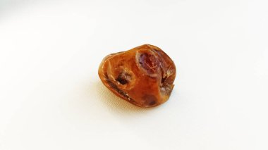 Beyaz arka planda izole edilmiş tatlı ve lezzetli tarihler. Arapça yemek