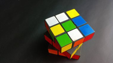 Semarang, Endonezya - 21 Mart 2024: Siyah zemin üzerinde Rubik