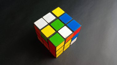 Semarang, Endonezya - 21 Mart 2024: Siyah zemin üzerinde Rubik