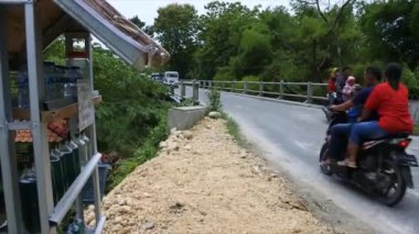 Yol kenarında yakıt ikmali yapılan bir perakende satış yeri.