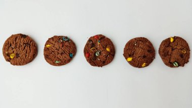 Çikolatalı pasta, renkli çikolata parçacıklı sos.