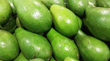 Taze yeşil Avokado meyve soyut arka plan olarak pazar masasında