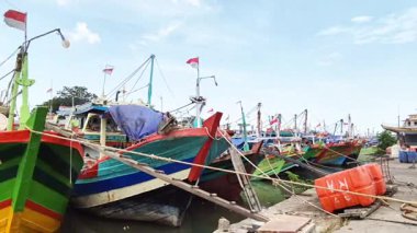 Brebes limanına demirlemiş balıkçı tekneleri, Endonezya.