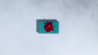 Çok renkli Noel hediye kutuları gri arka planda değişiyor. Hareket animasyonunu durdur. Mesaj için yer var. Model.