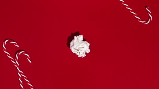 圣诞红色背景下的白色纸球展开 停止运动动画 — 图库视频影像